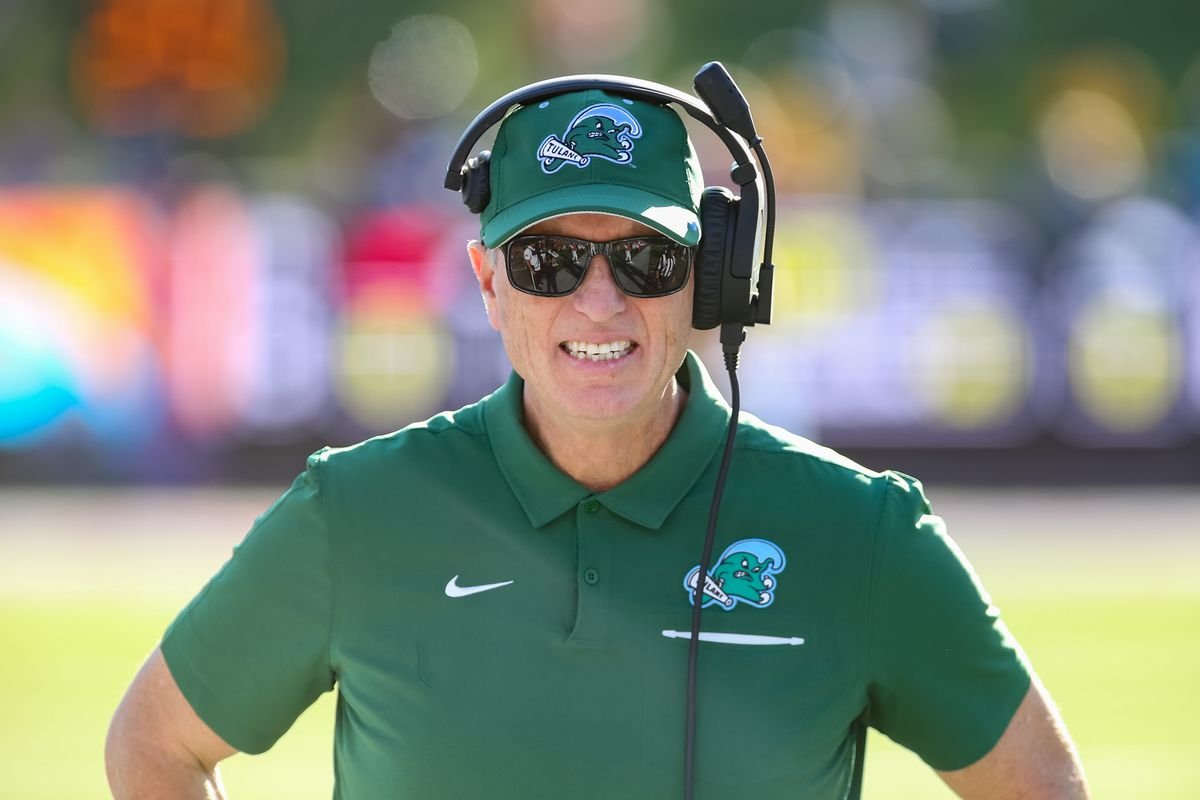 Houston_Coogs's tweet image. 🚨NEW: Coaching move in the works?🏈

Sources indicate that discussions between University of Houston and Tulane Coach Willie Fritz are heating up.

Tulane is gearing up for the AAC Championship for the 2nd straight year under Fritz. Could he be the next Head Coach at Houston?