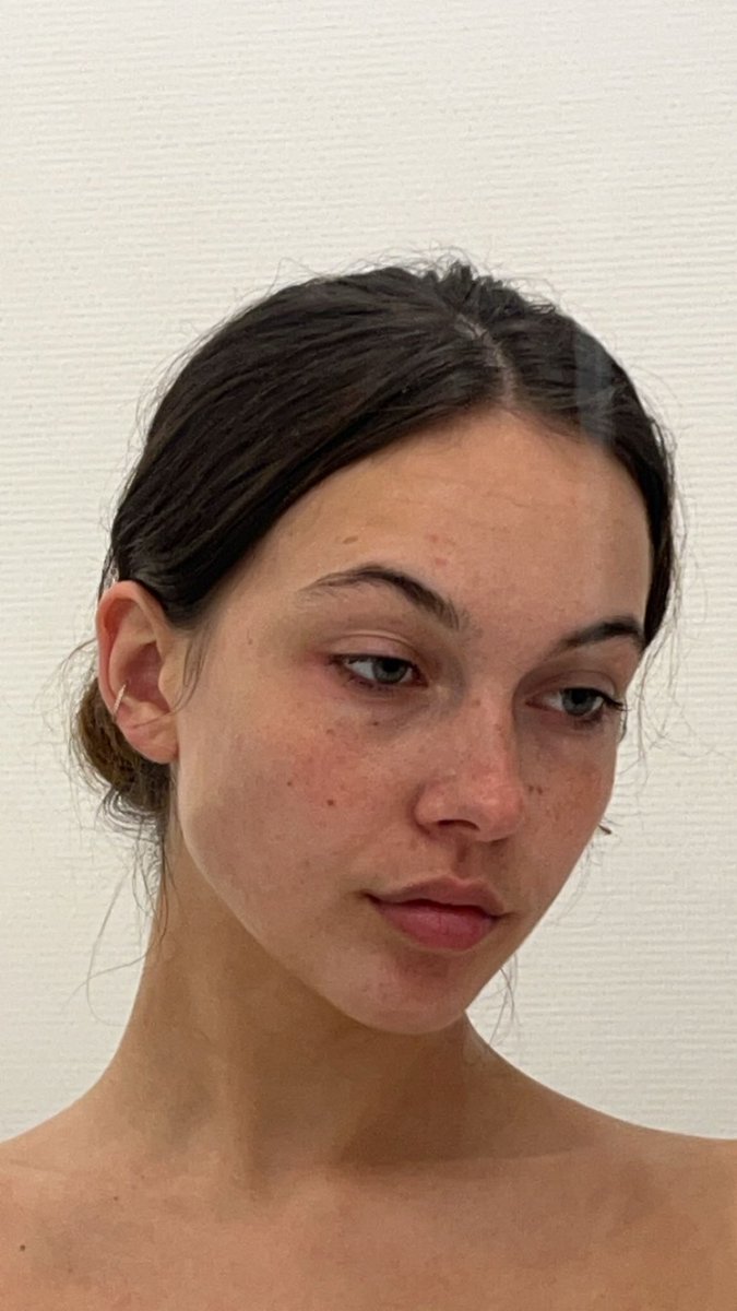 aange_'s tweet photo. Faut s’accepter sans makeup aussi https://t.co/CLmVb4nje1
