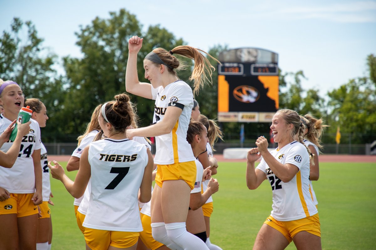 MizzouSoccer's tweet photo. The best of @PettetGrace over the years 📸

#MIZ🐯 #TakeTheStairs⚽️ https://t.co/RBsgitliSU