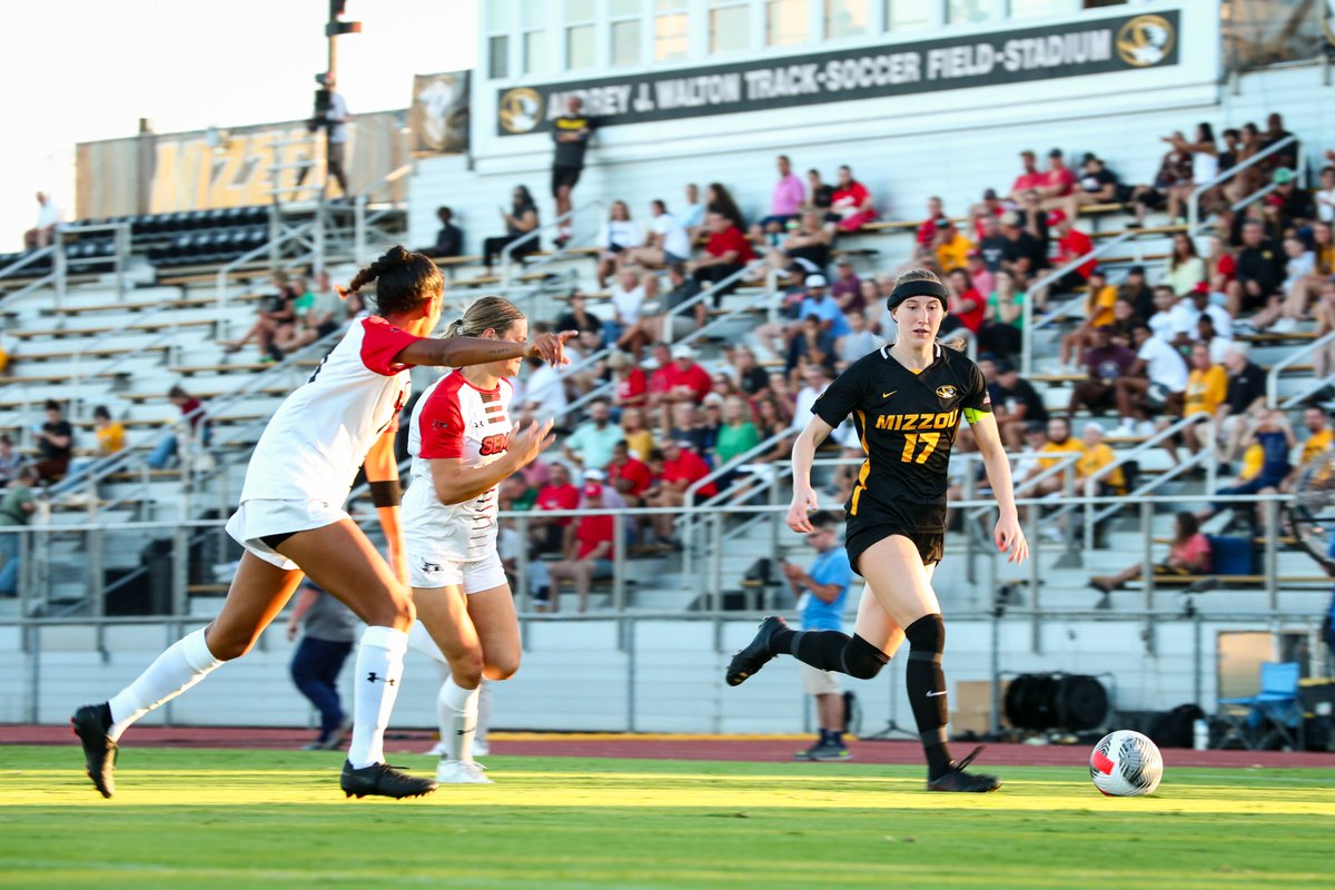 MizzouSoccer's tweet photo. The best of @PettetGrace over the years 📸

#MIZ🐯 #TakeTheStairs⚽️ https://t.co/RBsgitliSU