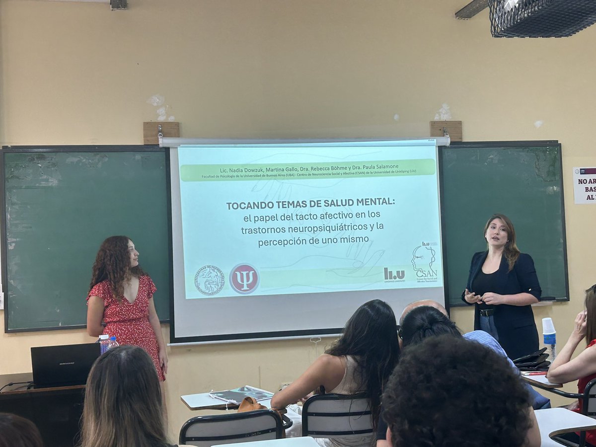 PauSalamone's tweet photo. La Lic. Nadia Dowzuk y estudiante de Psicología Martina Gallo presentando los resultados de nuestro proyecto “Tocando temas de salud mental”: tacto social y su asociación con sintomatología psiquiátrica 

@UBAPsicologia #Congreso #Psicologia #Afectividad https://t.co/kVRpX6Ene4