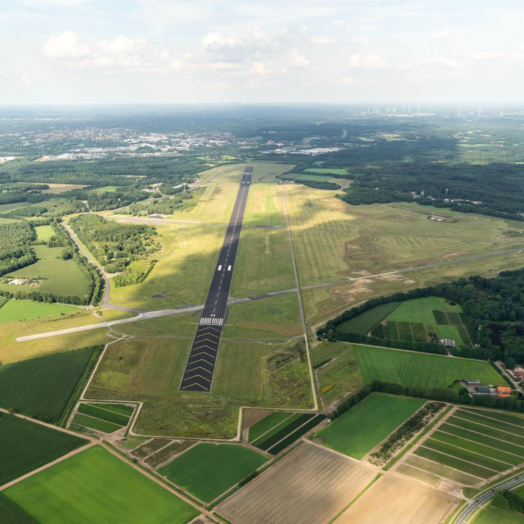 EmeraldMedia's tweet photo. Flyv (Flyvbird) and @TwenteAirport in The Netherlands have signed an MoU to explore how Twente can be better connected to other European airports using flyv’s on-demand air taxi services  #Flyv #TwenteAirport 

Lots more info at https://t.co/y19d2p8SUY https://t.co/MjATRHSSId