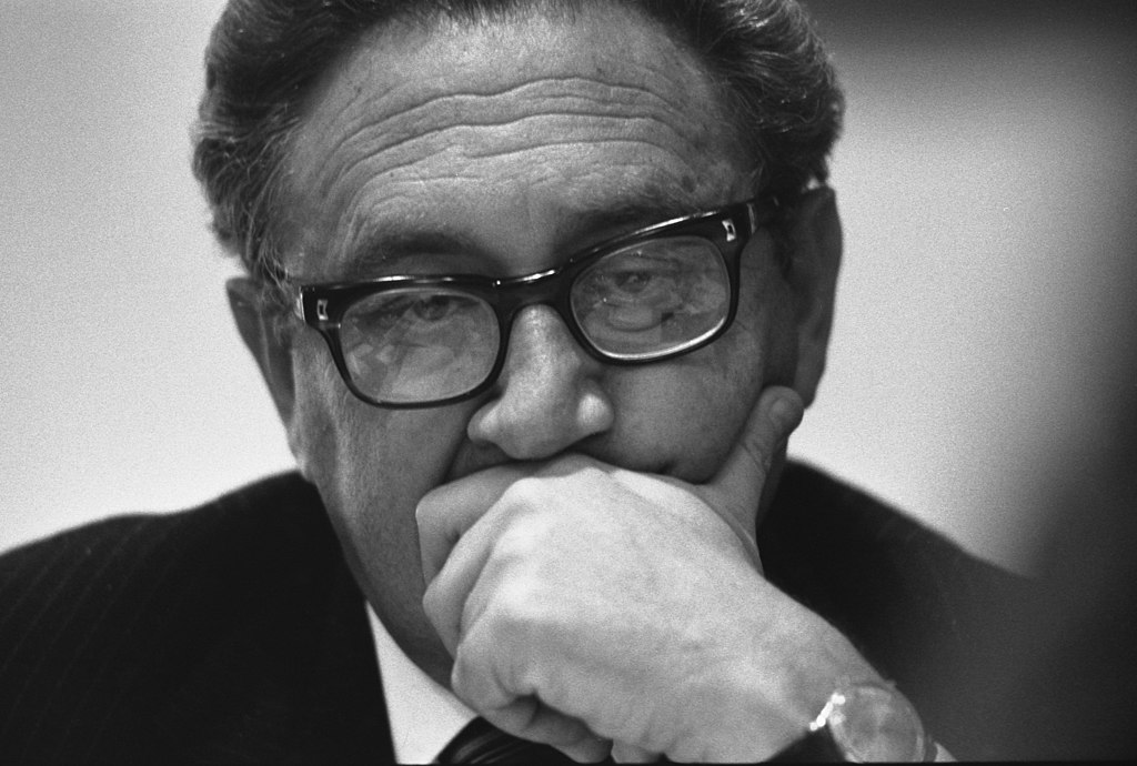 1/30 🇺🇸 RETROSCENA KISSINGER Il 2 novembre 1972, Henry #Kissinger – nato “Heinz” da famiglia di ebrei tedeschi in fuga poco prima della Notte dei Cristalli – accoglie nel suo studio alla Casa Bianca una giornalista italiana di fama: si chiama Oriana Fallaci.