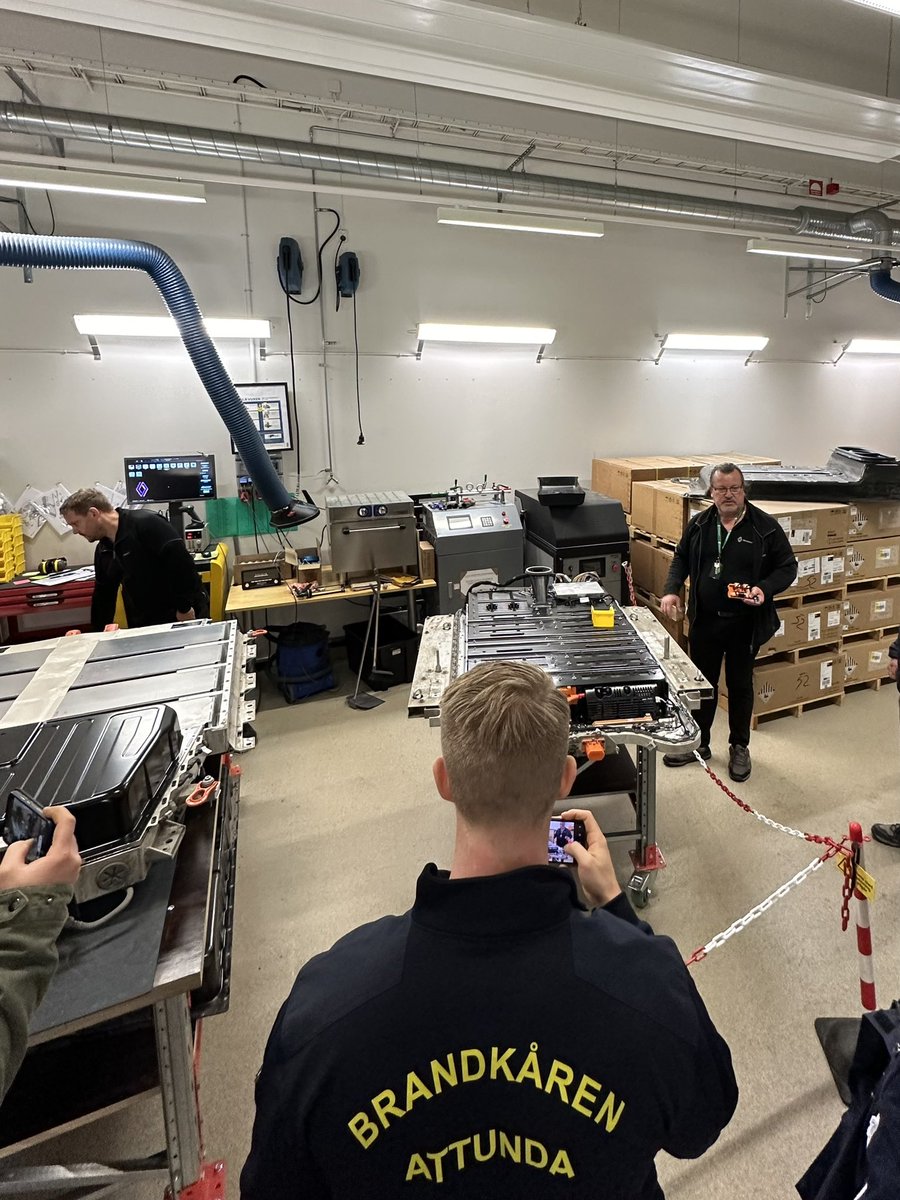 CLenglos's tweet photo. Journée de partage à Stockholm destinée aux référents formateurs sapeurs-pompiers/secouristes IUV du pays.
🙏 et 👏 à mes collègues de Renault Nordic et Renault Academy pour l’organisation.
@sir_rodin78 @StephaneMillot @pompiers78 @renault_fr @ClairePB_DRSE https://t.co/H3v6BcpaWE