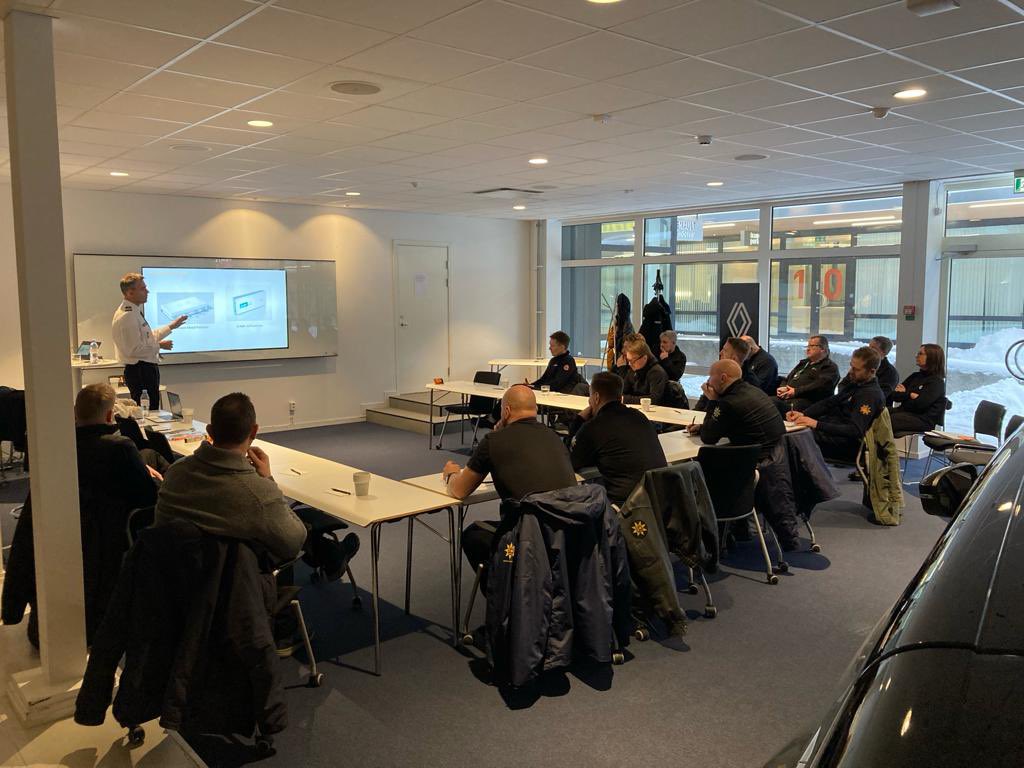 Journée de partage à Stockholm destinée aux référents formateurs sapeurs-pompiers/secouristes IUV du pays.
🙏 et 👏 à mes collègues de Renault Nordic et Renault Academy pour l’organisation.
<a href="/sir_rodin78/">suzanne jaunet</a> <a href="/StephaneMillot/">Millot Stéphane</a> <a href="/pompiers78/">pompiers78</a> <a href="/renault_fr/">Renault France</a> <a href="/ClairePB_DRSE/">Claire Petit Boulanger</a>