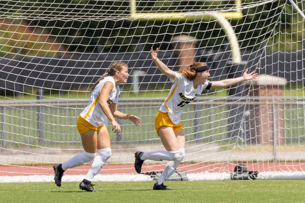 MizzouSoccer's tweet photo. The best of @PettetGrace over the years 📸

#MIZ🐯 #TakeTheStairs⚽️ https://t.co/RBsgitliSU