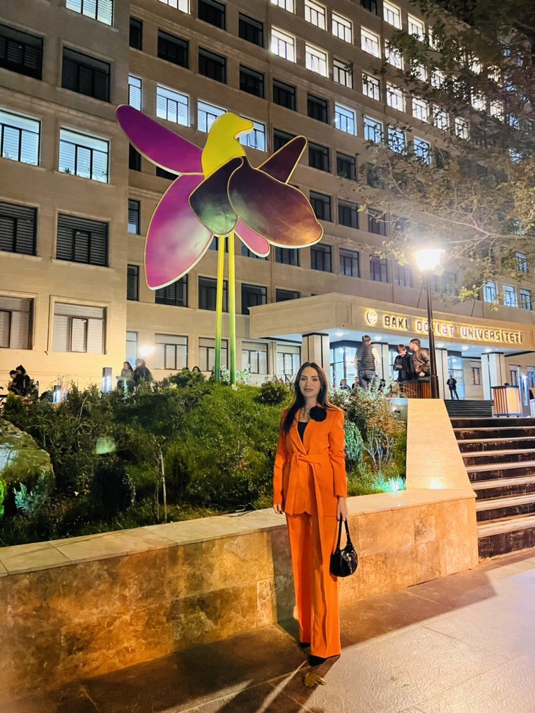 Night view of our Baku State University
#KhariBulbul #Azerbaijaniwomen ❤️