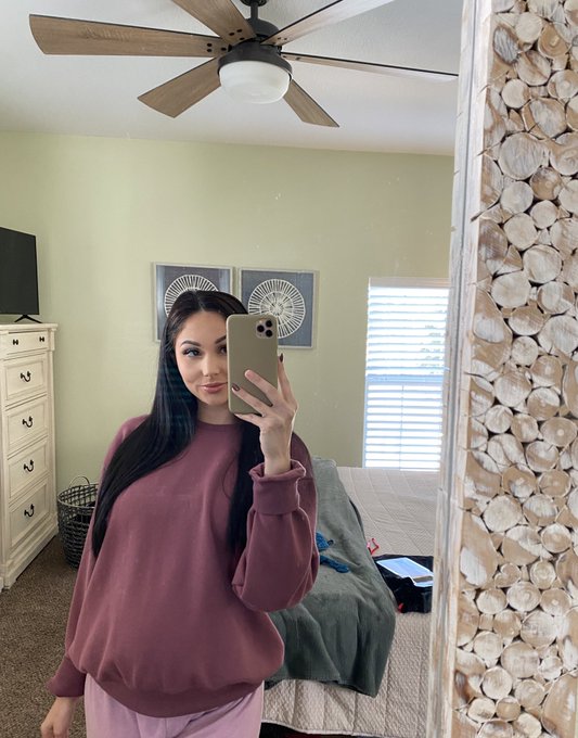 Haven’t been posting on here too much, so hi! 

Btw I finally finished filming all my customs, just have