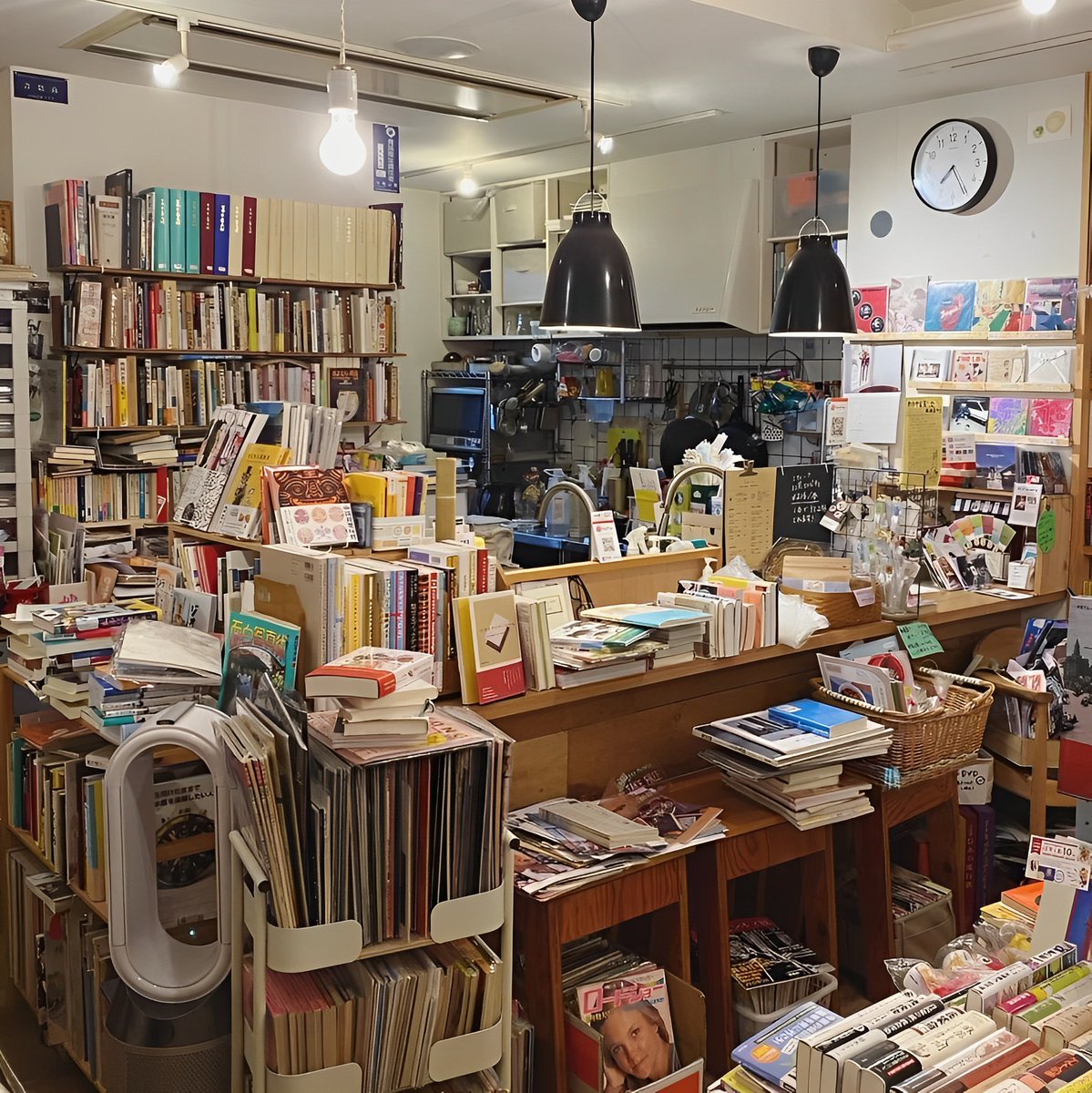 readbyuna's tweet photo. i love being surrounded by books https://t.co/GZDEtX9mFG
