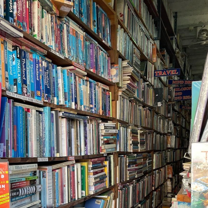 readbyuna's tweet photo. i love being surrounded by books https://t.co/GZDEtX9mFG