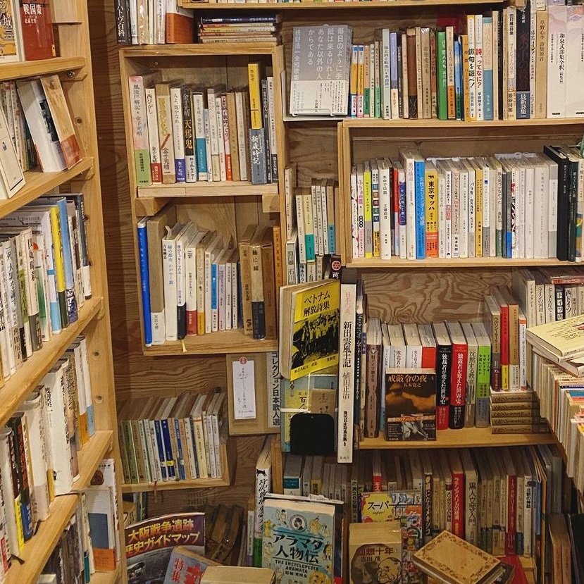 readbyuna's tweet photo. i love being surrounded by books https://t.co/GZDEtX9mFG