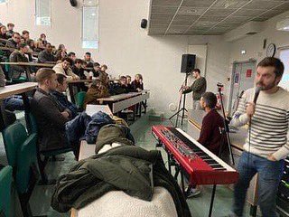 lyceebahuet's tweet photo. @lyceebahuet Des membres du groupe de musique Praise sont allés à la rencontre de l'ensemble des élèves du Lycée. Des moments joyeux et fraternels, autour de chants et de témoignages. Merci à Vianney, Louis et Martin, d’avoir pris ce temps avec nos élèves. #praise #groupemusique https://t.co/S51hAYvAay