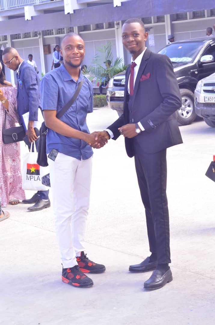 BenitTongono's tweet photo. Mes félicitations CHRIST ESUNGU.
Administration et gestion des ressources humaines.
#HEC
#BTD. https://t.co/VpSPXamHAr