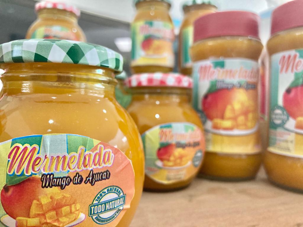 Marlene Manga, de la Asociación Asocher, nos presenta sus productos basados en la cosecha del mango dulce, proyecto asociativo de la vereda Cordobita,  de Ciénaga, Magdalena, y hoy está en nuestra Asamblea Regional de Economía Solidaria  Popular y Comunitaria en Santa Marta.