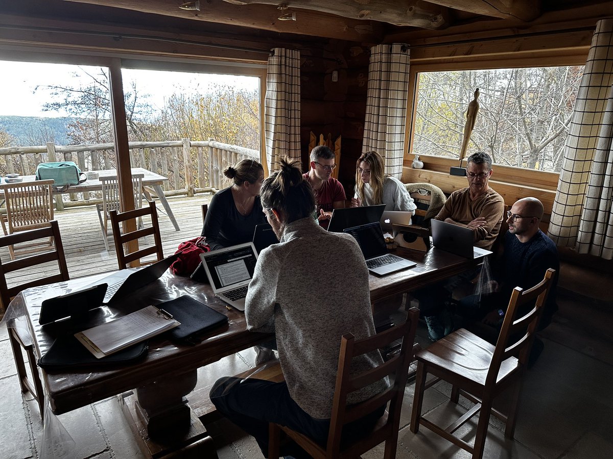 ytomasz's tweet photo. Séminaire de travail du #cercle Num’EPS de @acmontpellier à #fontromeu dans un cadre magnifique ! 🏔️Des avancées significatives sur la #formation et de nombreuses publications à venir pour contribuer à rendre le #numerique éducatif en #EPS 🏃🏽‍♀️📱 https://t.co/sfzEgivFNl