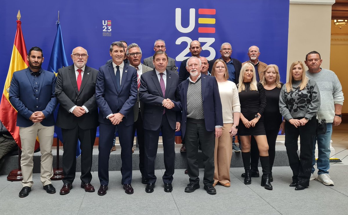 DelegGobAND's tweet photo. El Gobierno de España impulsa 
 la modernización de regadíos en Andalucía con una nueva inversión público- privada de 220 M€ para 9 proyectos en #Andalucía 

El delegado @PedroFdezGob ha asistido a la firma de los convenios andaluces para financiar proyectos de los agricultores https://t.co/a7IwofMpM9