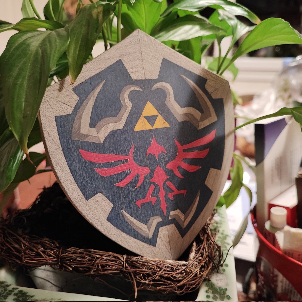 Rogueldr44's tweet image. 🪵GIVEAWAY🪵

Avec l'arrivée de Noël je vous fais gagner une petite marqueterie du bouclier Hylien de Legend of Zelda !

Pour participer :
- Follow mon compte
- Liker ce post et commenter votre jeu Zelda préféré
- RT ce post

Tirage le 7/12 à 18h !