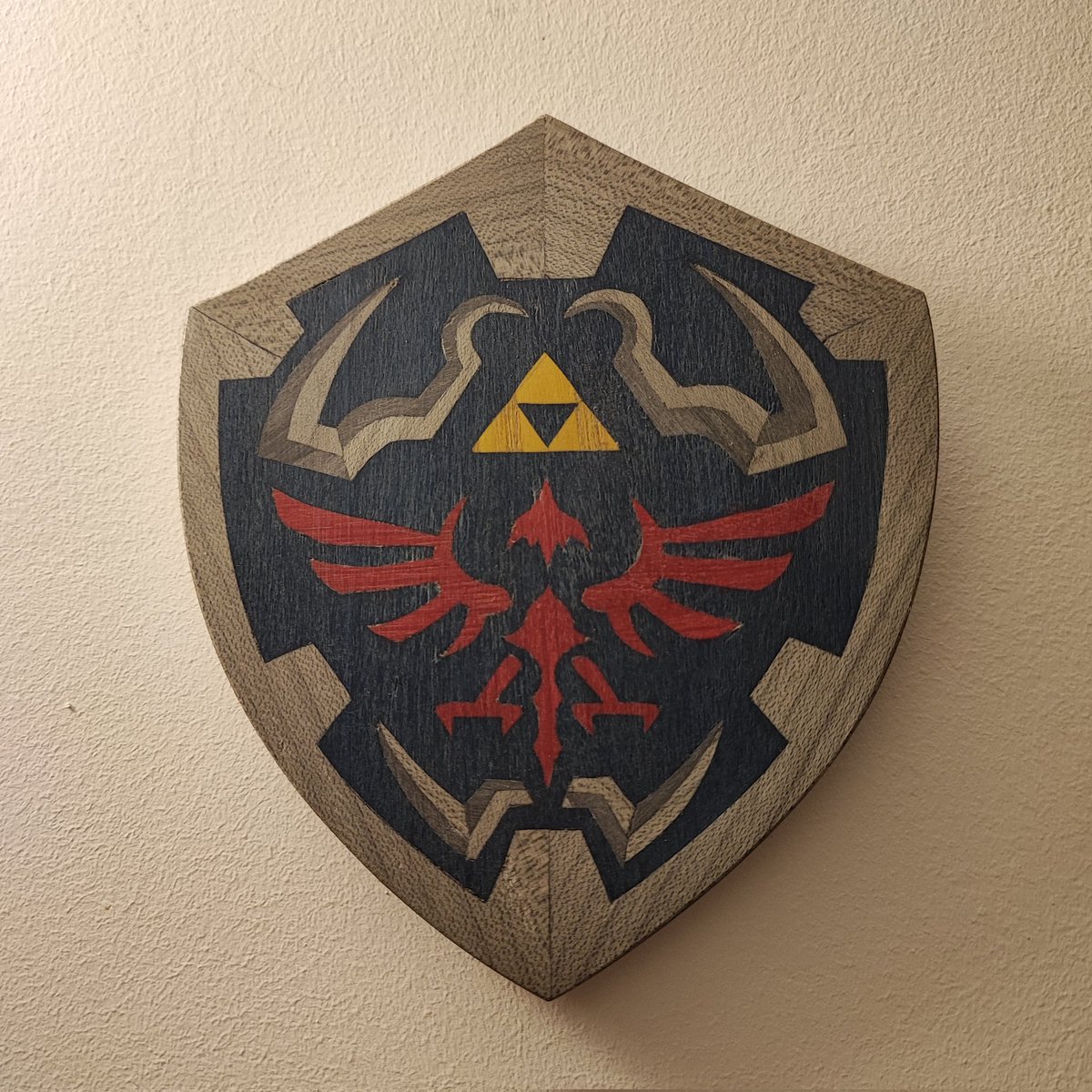 Rogueldr44's tweet image. 🪵GIVEAWAY🪵

Avec l'arrivée de Noël je vous fais gagner une petite marqueterie du bouclier Hylien de Legend of Zelda !

Pour participer :
- Follow mon compte
- Liker ce post et commenter votre jeu Zelda préféré
- RT ce post

Tirage le 7/12 à 18h !