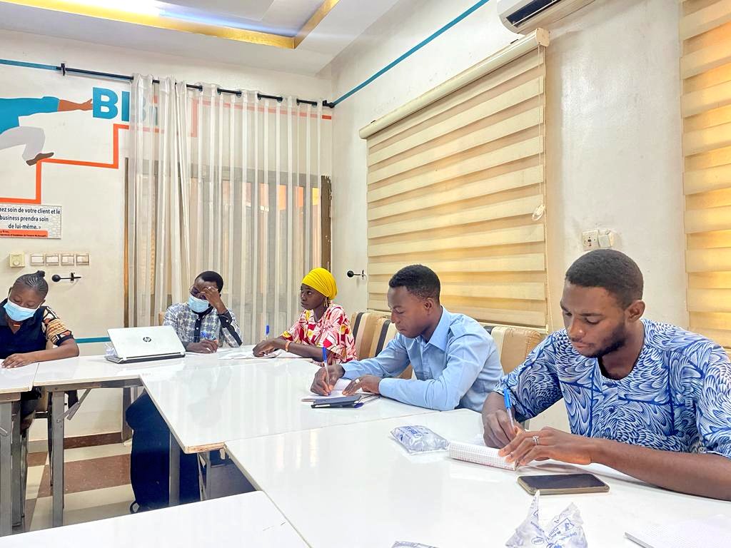MrodBf's tweet photo. Académie des jeunes citoyens bâtisseurs (AJCB), dans les locaux de @BurkinaBusiness sur la formation la conception de projets d'entreprise et les opportunités de financement Avec 𝗠. 𝗦𝗼𝘂𝗹𝗮𝗺𝗮𝗻𝗲 𝗞𝗢𝗡𝗞𝗢𝗕𝗢, CEO and Founder de BBI
#Entrepreneuriat
#AJCB2023
#MrodBf https://t.co/ZQucwXn5aT