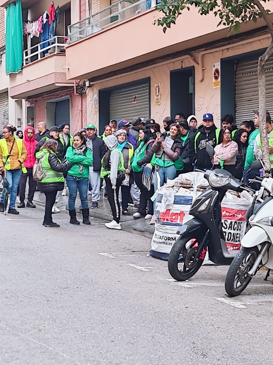 DESAHUCIO PARADO CON MOSSOS 
Calle Oviedo
2 menores
Banco BBVA

Felicidades a la familia
SI SE PUEDE!!!!!