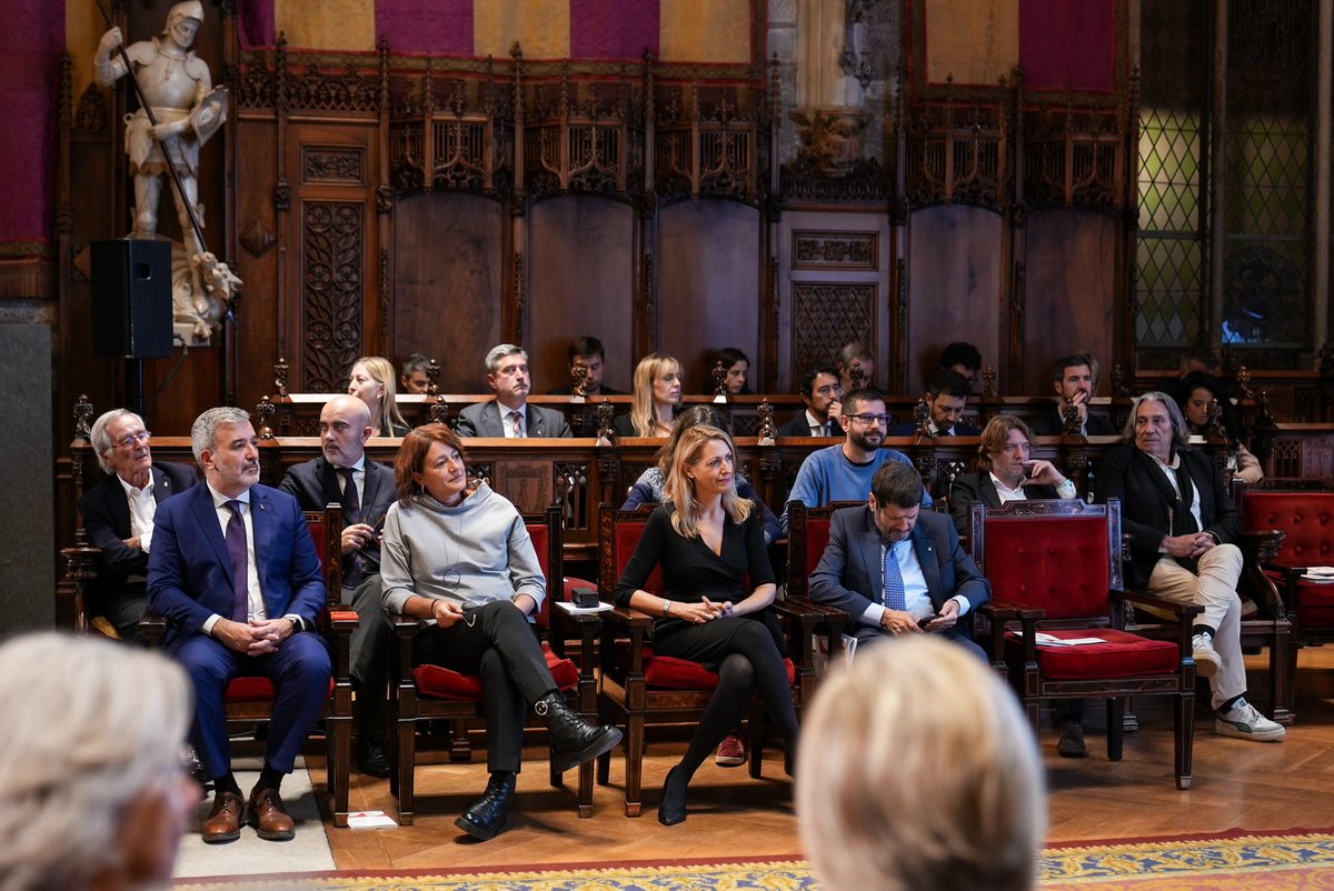 Junts_BCN's tweet photo. ✨ Assistim a l’acte de lliurament de les Medalles d’Honor de Barcelona 2023. Una distinció de l’@bcn_ajuntament a 25 persones o entitats que han contribuït a millorar els valors cívics i la conscienciació ciutadana.
Enhorabona a tots els guardonats!
#TriasperBCN https://t.co/25Cw3JMdyX