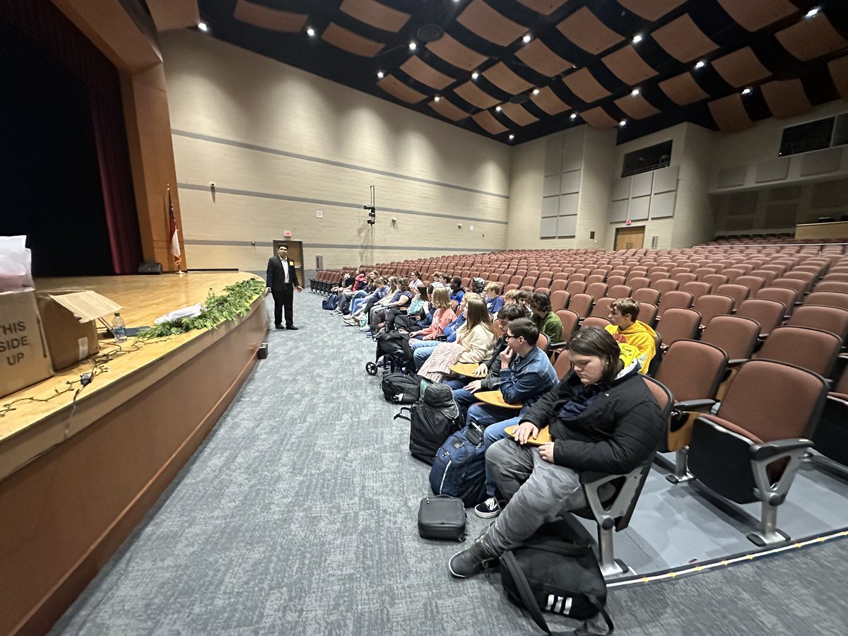 WSOB Ambassador Cameron West & Diego Hurtado, spoke to Heritage High School students. They spoke to the students on “From here to Career” about why it’s important to start looking at college and your goals to prepare yourself early on. 
#Futureroadrunners #prepareboldly #DSC