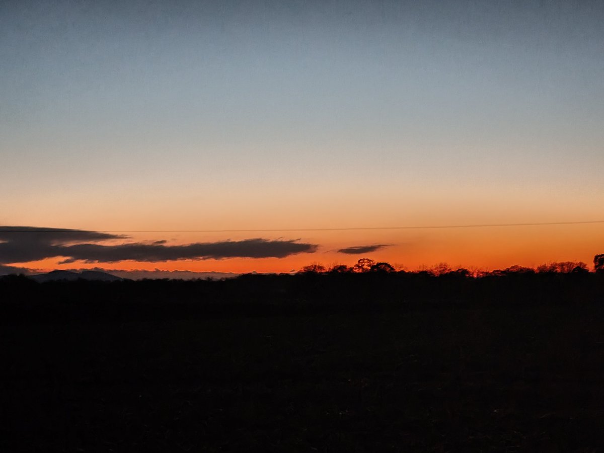 jonesy1007's tweet photo. Pics of tonights sunset afterglow inlcuding a panoramic view (click to open) , set for be a chilly night in Shropshire βοΈ
#shropshire #loveukweather #pano #panoshots
#StormHour @ShropshireWX https://t.co/3M5F7ZRChm