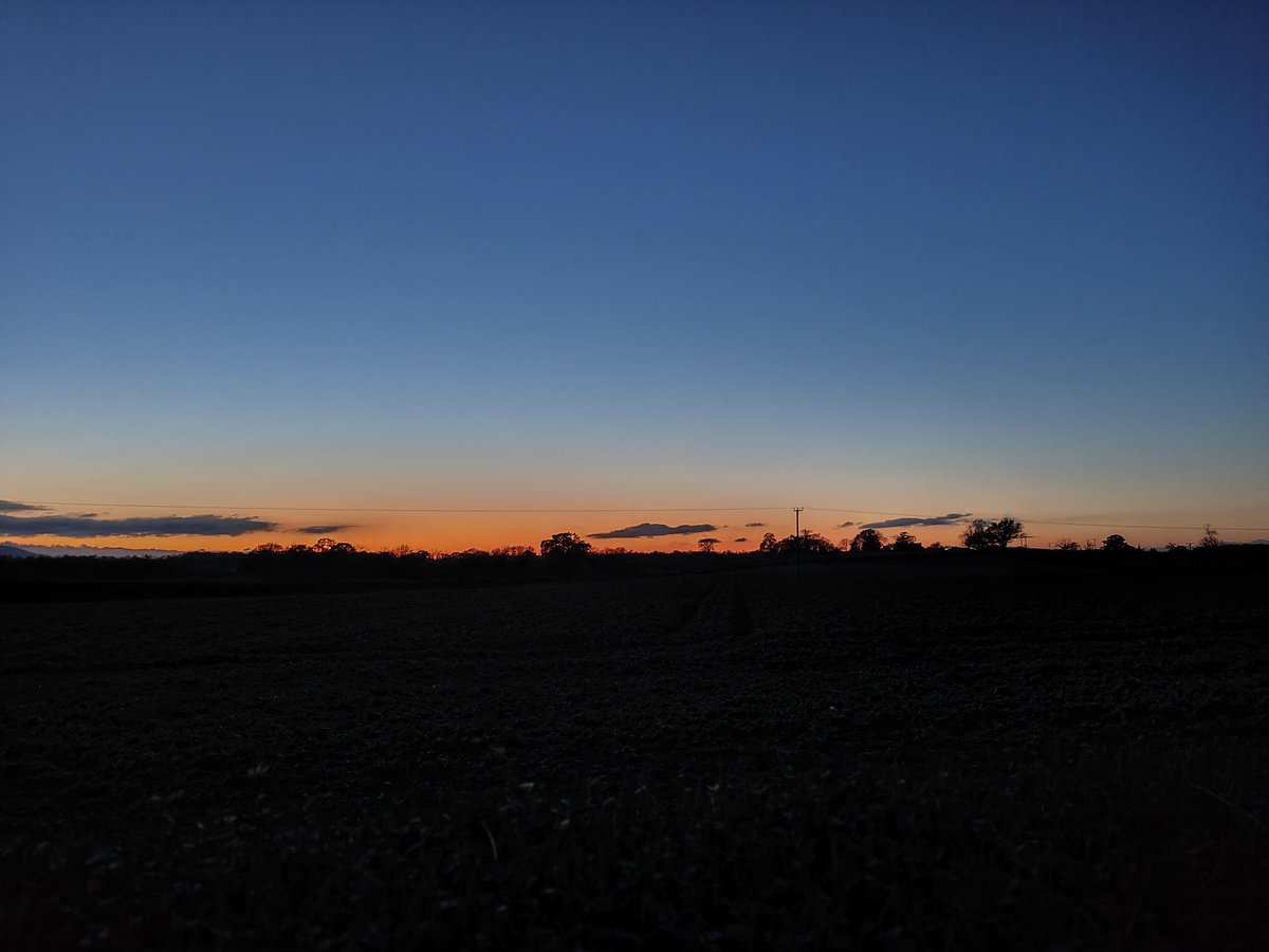 jonesy1007's tweet photo. Pics of tonights sunset afterglow inlcuding a panoramic view (click to open) , set for be a chilly night in Shropshire βοΈ
#shropshire #loveukweather #pano #panoshots
#StormHour @ShropshireWX https://t.co/3M5F7ZRChm