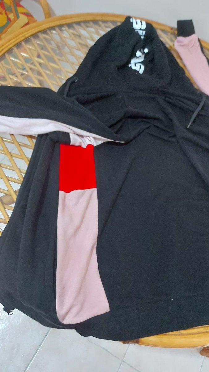 #kartalyuvasi uzun zaman sonra #bjkforması na bir kez daha şans verelim dedik. Bu ne rezilliktir. Bir dünya para ver sonuç fermuar bozuk,  ilk 20 dk lik yıkamada beyazlar pembe olsun. #çokyazik #bjk
#bjkcomtr