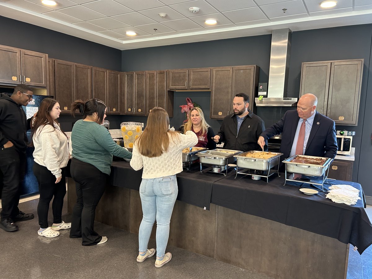 UofHC's tweet image. We hosted a cozy Thanksgiving Luncheon in the Residence Hall for our residents, with President McNeely and UHC administrators personally serving them and thanking them for being a vibrant part of our campus community. 

#ResHall #Residents #UofHC #Thanksgiving