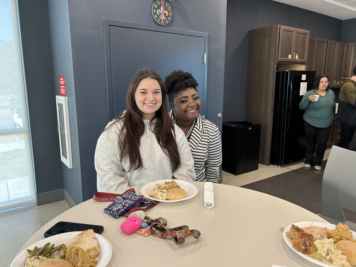 UofHC's tweet image. We hosted a cozy Thanksgiving Luncheon in the Residence Hall for our residents, with President McNeely and UHC administrators personally serving them and thanking them for being a vibrant part of our campus community. 

#ResHall #Residents #UofHC #Thanksgiving