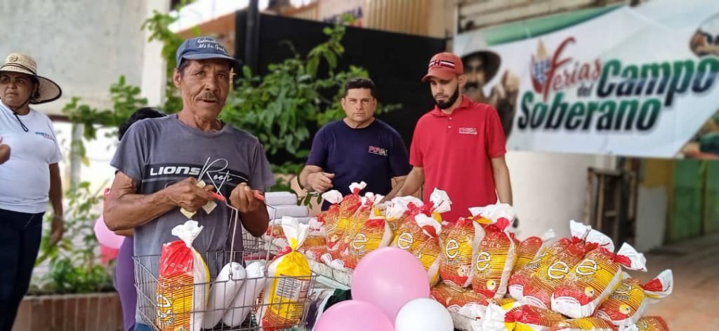 #30Nov |#DianaInforma 🗞️📰
Habitantes de Sotillo fueron favorecidos con la Feria del Campo Soberano

Leer más🔽🔽🔽 
shorturl.asia/Emcgp

#MisHijosEstánConElEsequibo