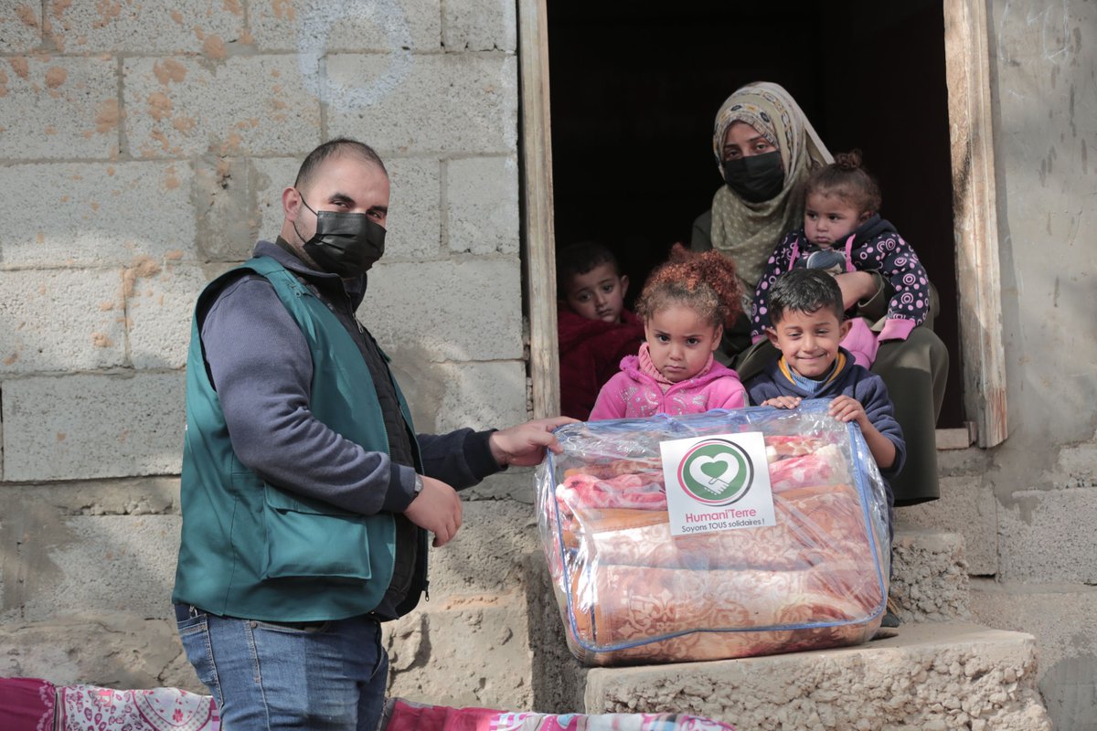 HTerre_ONG's tweet photo. [THREAD]

𝗛𝗶𝘃𝗲𝗿 𝗦𝗼𝗹𝗶𝗱𝗮𝗶𝗿𝗲 ❄️🙏

Les Palestiniens endurent une crise #humanitaire persistante, aggravée par des conditions hivernales impitoyables.  Notre campagne #HiverSolidaire vise à fournir des kits complets à 50€ pour protéger les familles vulnérables. https://t.co/8jmSXsDP52