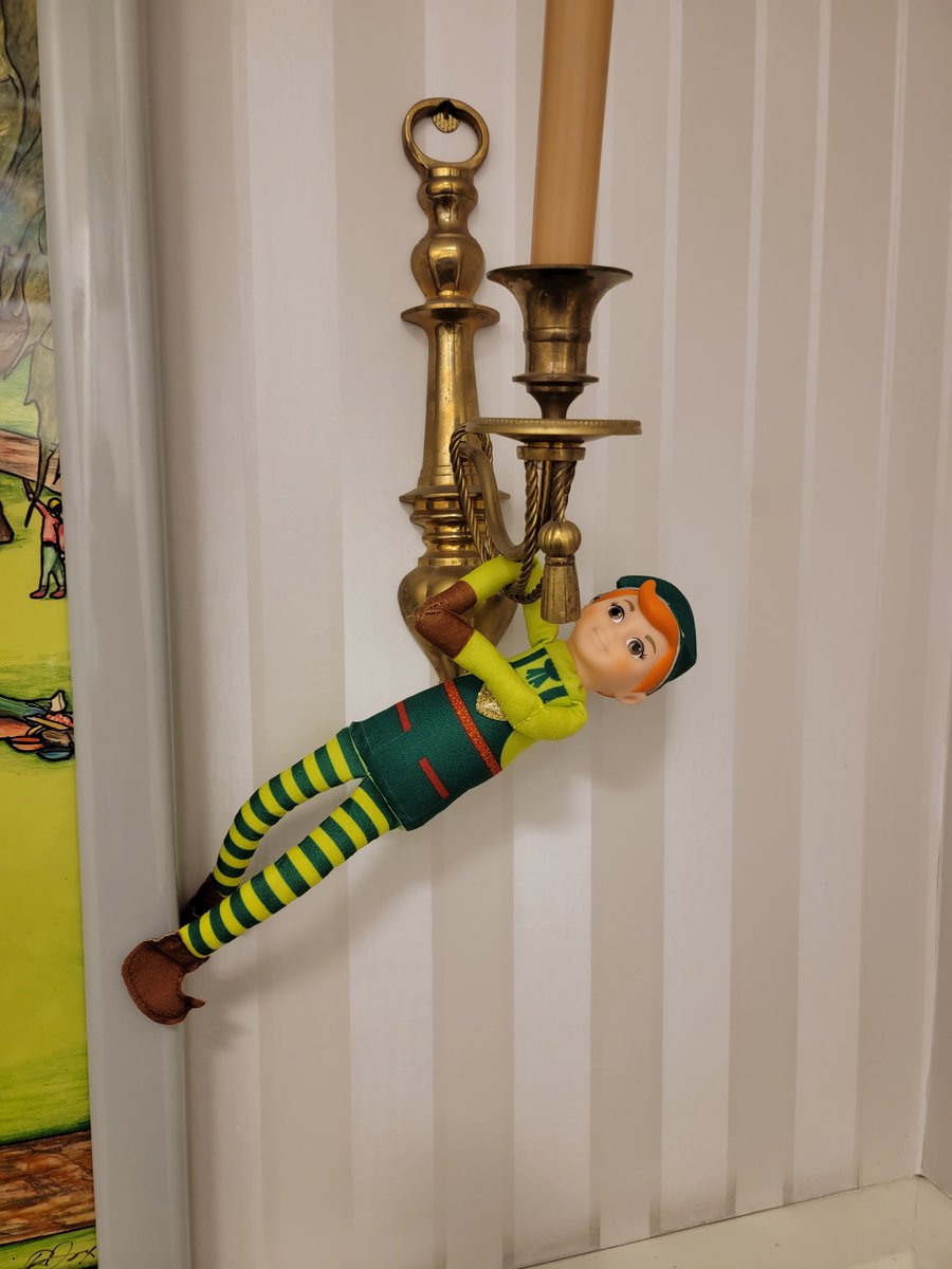AndyLA79's tweet photo. I have no words. This elf is crazy. #ElfAntics https://t.co/smOhjqZYsC