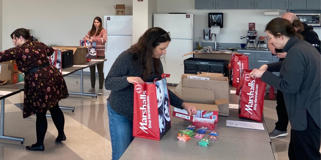 MxGroup's tweet photo. For the seventh year in a row, we've supported @sarahs_inn — an organization that helps families affected by domestic violence. Thanks to all Mx employees who donated and packed 72 bags of essential items for winter. https://t.co/tAi1UKhGs8
#TheMxGroup #MxImpact #SarahsInn https://t.co/VfUqZuBYUF