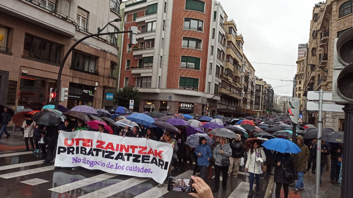 bizitzak's tweet photo. 💥Milaka feminista batu gara Euskal Herriko hainbat txokotan. Zaintza negozio bat ez dela argi uzteko, ez gara negozio bat, ez gara zuen negozioa! 

✊Indarrak hartu, arratsaldeko mobilizazioetan Euskal Herriak sua hartuko du! https://t.co/TtOccpNRuZ