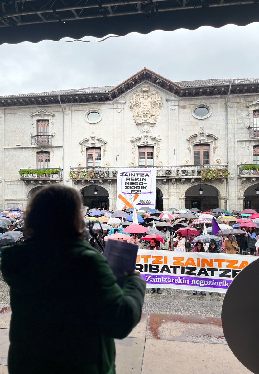 bizitzak's tweet photo. 💥Milaka feminista batu gara Euskal Herriko hainbat txokotan. Zaintza negozio bat ez dela argi uzteko, ez gara negozio bat, ez gara zuen negozioa! 

✊Indarrak hartu, arratsaldeko mobilizazioetan Euskal Herriak sua hartuko du! https://t.co/TtOccpNRuZ