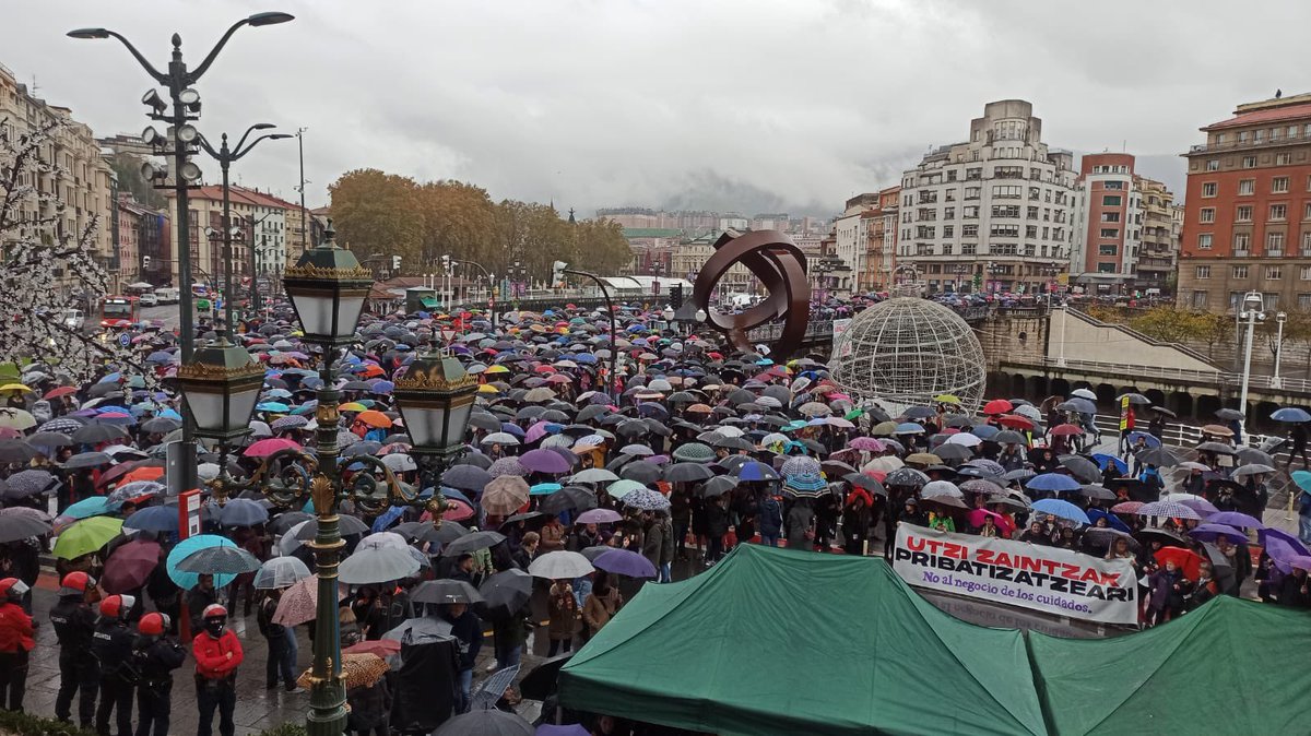 bizitzak's tweet photo. 💥Milaka feminista batu gara Euskal Herriko hainbat txokotan. Zaintza negozio bat ez dela argi uzteko, ez gara negozio bat, ez gara zuen negozioa! 

✊Indarrak hartu, arratsaldeko mobilizazioetan Euskal Herriak sua hartuko du! https://t.co/TtOccpNRuZ