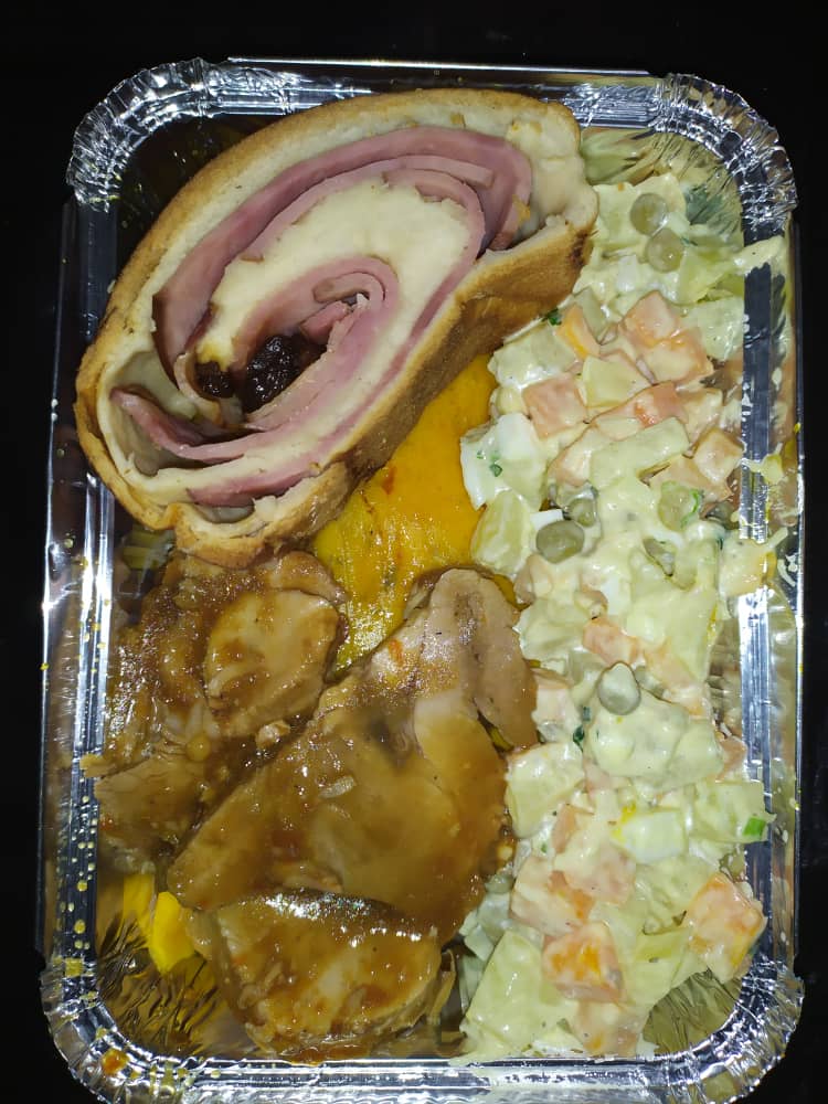 Jeanfive5's tweet image. Si tienes una reunión empresarial o fiesta de fin de año...el plato navideño de Inv Jeans es el más completo y lleno de sabor, en pocas palabras, placer gastronómico garantizado (Hallaca, ensalada de 🐔, pan de jamón y pernil). Precio 10$, solo encargos!! 04241180673.