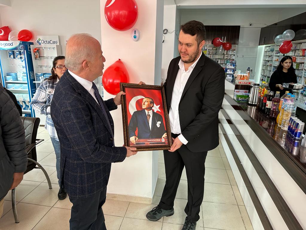 aydineczacioda's tweet photo. Bugün değerli meslektaşım Alpcan Eroğlu’nun eczanesinin açılışını MHP İl Başkanı Sayın Haluk Alıcık,  ailesi ve sevenleri ile birlikte yaptık. 
Değerli kardeşim Alpcan’ı kutluyor, “Koçak Eczanesi”nin hayırlı olmasını ve bereketli kazançlar getirmesini diliyoruz https://t.co/fXg4zQJVZ5