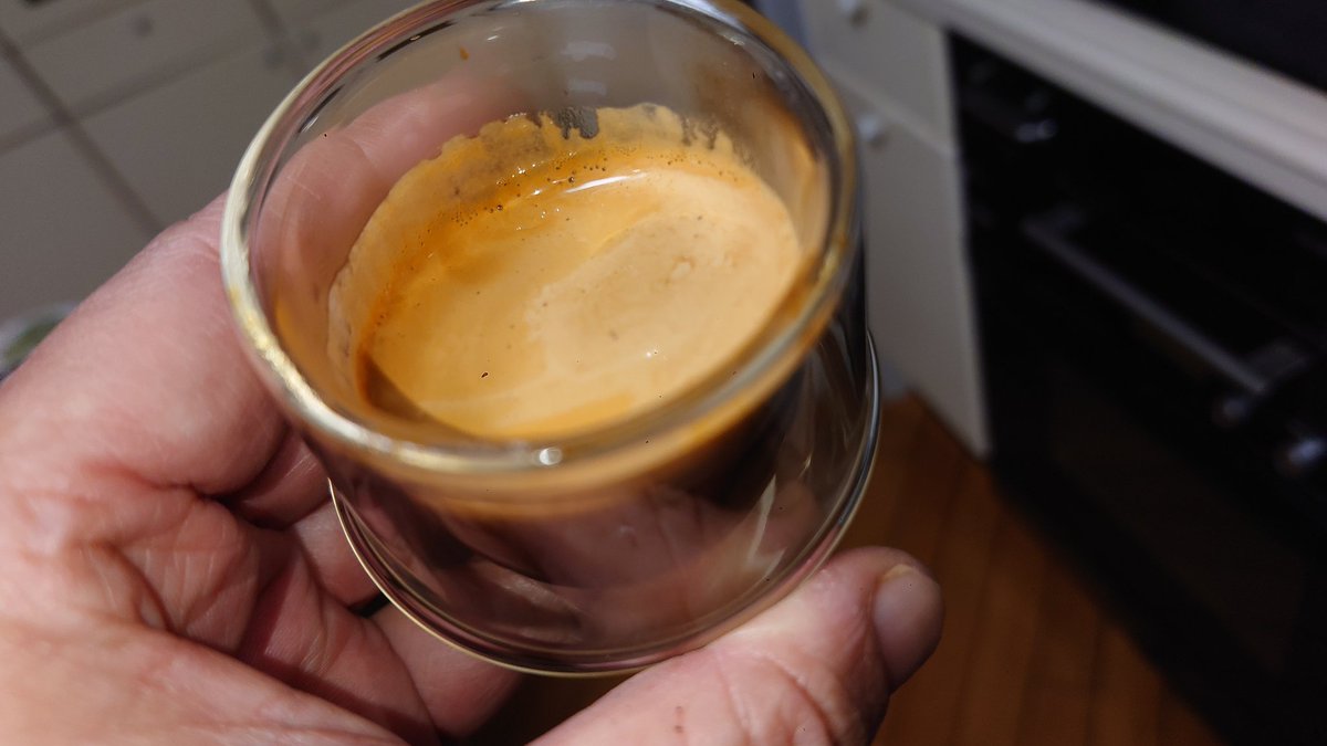 somtakapi's tweet photo. Coffee AliveのExtract Chilling Ball使ってみたその②。#Flair58 で #nobcafe さんの浅煎りのエチオピアで18gの40mlくらいの抽出でやってみた。急速冷却で香りが凄かった。味わいながら飲んで残ったのを牛乳で割っても良い感じ。また暇な時に使ってみよう。 https://t.co/q9kxg5YQq1