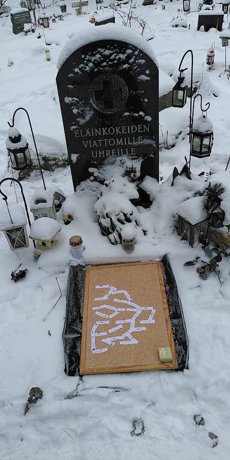 Tänään 30.11. on kansainvälinen kadonneiden lajien muistopäivä #lostspeciesday. Vietimme sitä pienellä porukalla Helsingissä. Taulussa sukupuuttoon kuolleiden lajien nimiä. Muistaminen ja todistaminen ovat tärkeitä, vaikkei se tuo lajeja takaisin. #kadonneidenlajienmuistopäivä