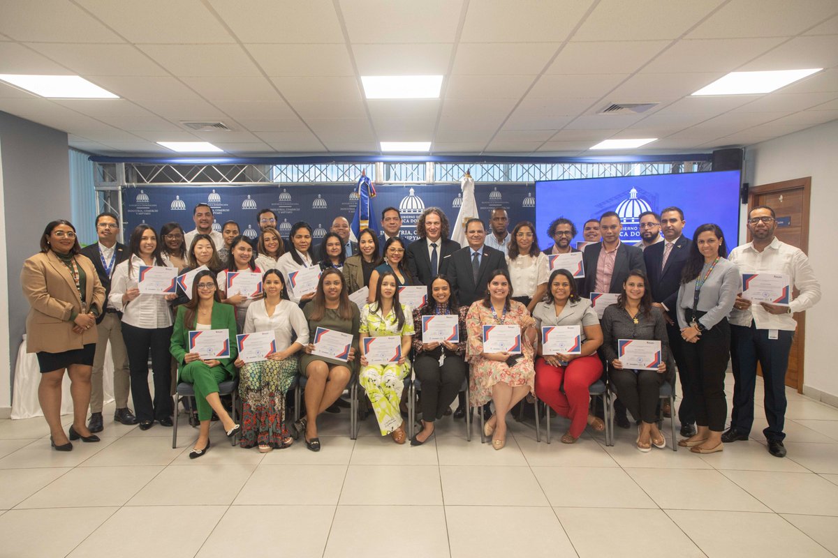 cta_co's tweet photo. Este martes, en #RepúblicaDominicana, llevamos a cabo el evento de cierre del programa Kaizen + Productividad, en el cual tuvimos la oportunidad de formar a funcionarios del @MIC_RD en #Kaizen.
Así, seguimos transfiriendo conocimiento con importantes aliados de la región. https://t.co/NUekRF4td8