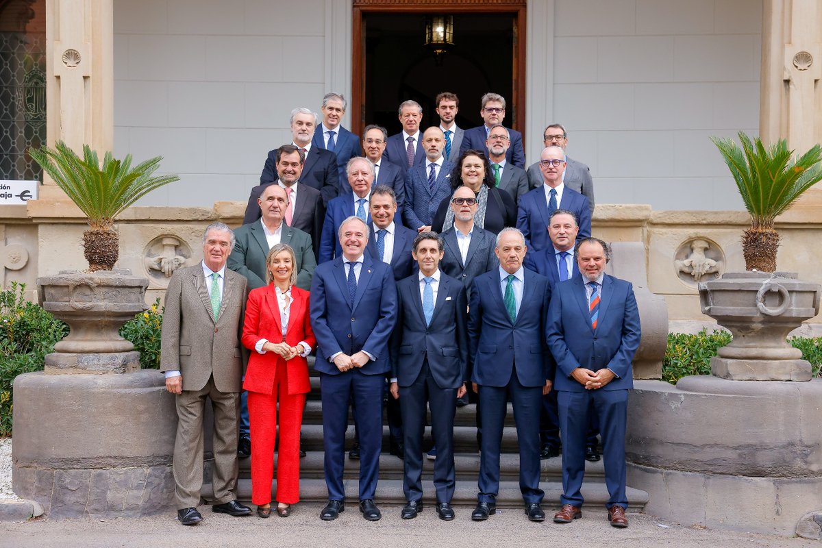 CEOEAragon's tweet photo. Nuestro Consejo Empresarial se ha reunido con el Presidente de @Telefonica. 

Junto a él y al Presidente @Jorge_Azcon  @GobAragon hemos ahondado en la importancia estratégica y tractora del sector tecnológico en todo el tejido productivo #digitalizacion y su fuerza en Aragón https://t.co/pF3HdXDf3Z