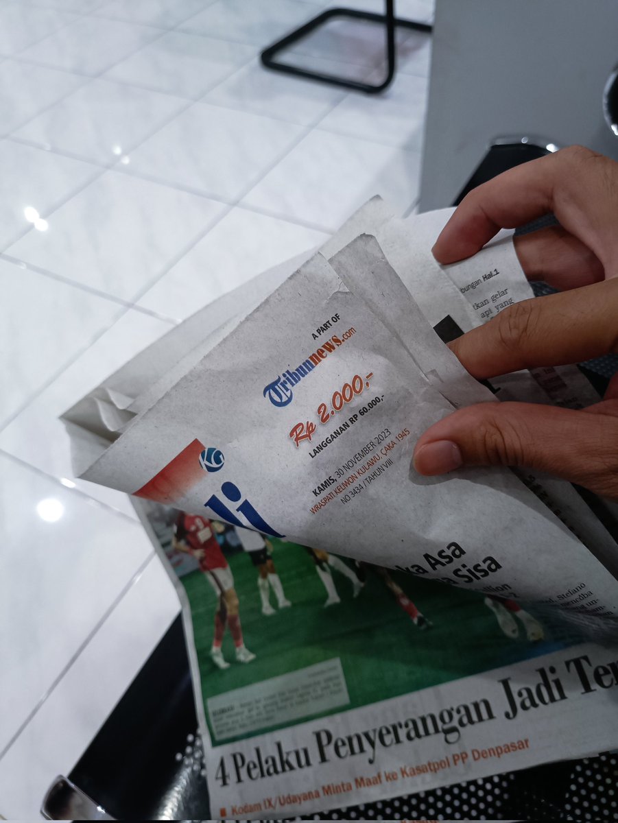 nirwangg's tweet photo. Koran harian skrng cuma setebel ini ya https://t.co/CeZ9WbPSkR