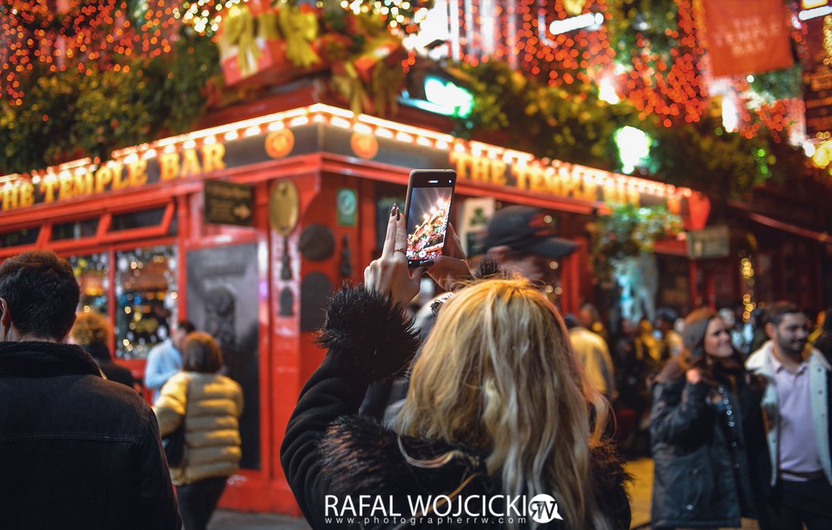 wojcicki_rafal's tweet photo. 📍The Temple Bar Pub, Dublin.            
#Ireland #Dublinphotos #Rafalwojcicki #Photographerrw #City #Dublinphotography #Streetphotography #TheTempleBarPub #ChristmasTree 
@TheTempleBarPub  
@PhotosOfDublin
@VisitDublin
@LovinDublin
@DiscoverIreland 
@discoverirl 
@GoToIreland https://t.co/4bvYeMEZ0U