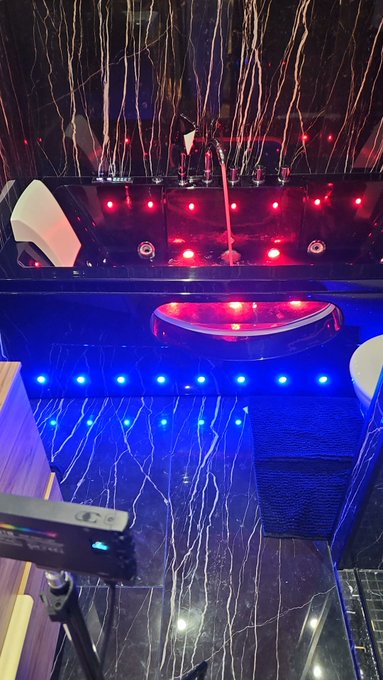 On vous a tourn&eacute; plein de contenu #porn &agrave; Paris avec un abonn&eacute; ! 😈 Promis c'&eacute;tait chaud ! 🔥 Et &ccedil;a sortira<a href="/tag/porn"class="tags">#porn</a><a href="/tag/mym"class="tags"><span>#mym</span></a><a href="/tag/onlyfans"class="tags"><span>#onlyfans</span></a>