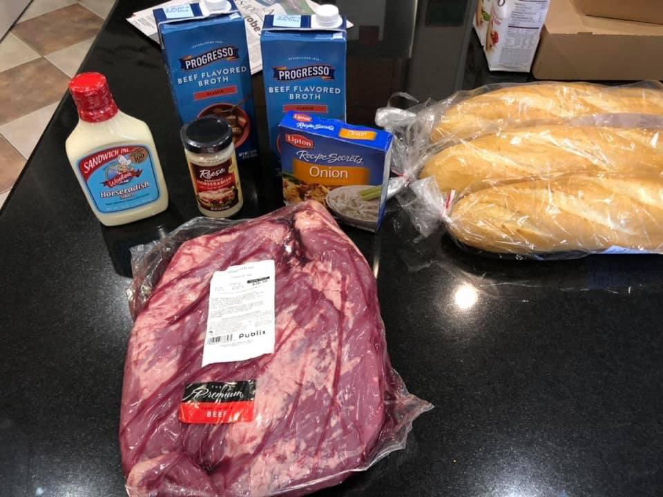 kashort5's tweet photo. If anyone is looking for a super easy recipe to make in your crockpot. Here ya go! 😋❤️ #coldweathercooking  

https://t.co/zhEQ7ROvYC

*Another good one ~ Chuck roast, 1 package of hidden valley ranch dressing mix, 1 package of beef au jus mix, 1 stick of butter, a handful of pepperoncini peppers with some juice. On low for 6-8 hours. Delicious. ❤️