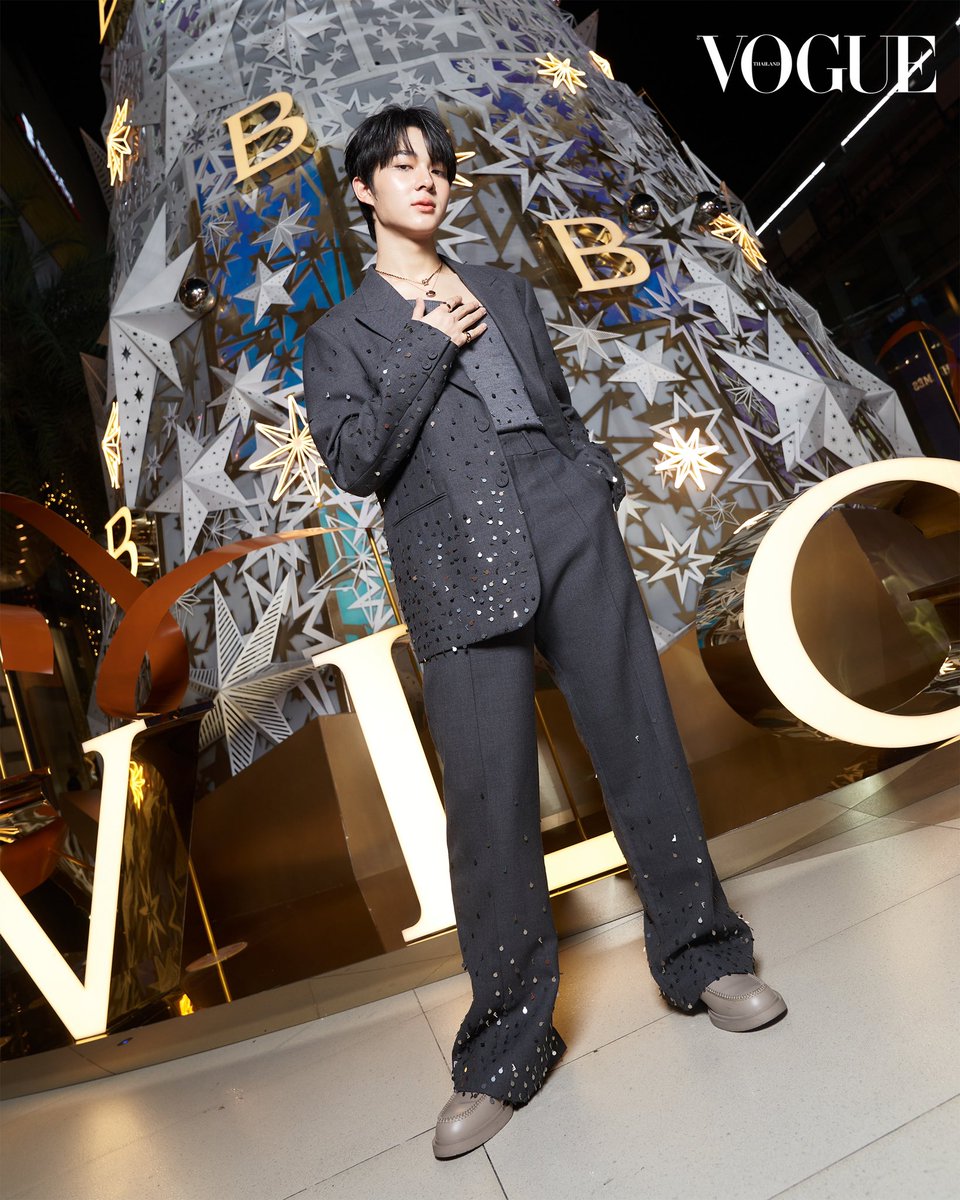 VogueThailand's tweet photo. รวมโมเมนต์ “ซี-นุนิว” @CwrNew @zee_pruk ในงาน ‘The Christmas Tree Light Up’ แบรนด์ @Bulgariofficial ณ พาร์คพารากอน #BulgariThailand #MagnificentWonders #TimeForMagnificent #HolidaySeason #BVLGARILightupxZeeNunew #ZeeNunew  

#VogueReports https://t.co/LaOEe73Myd