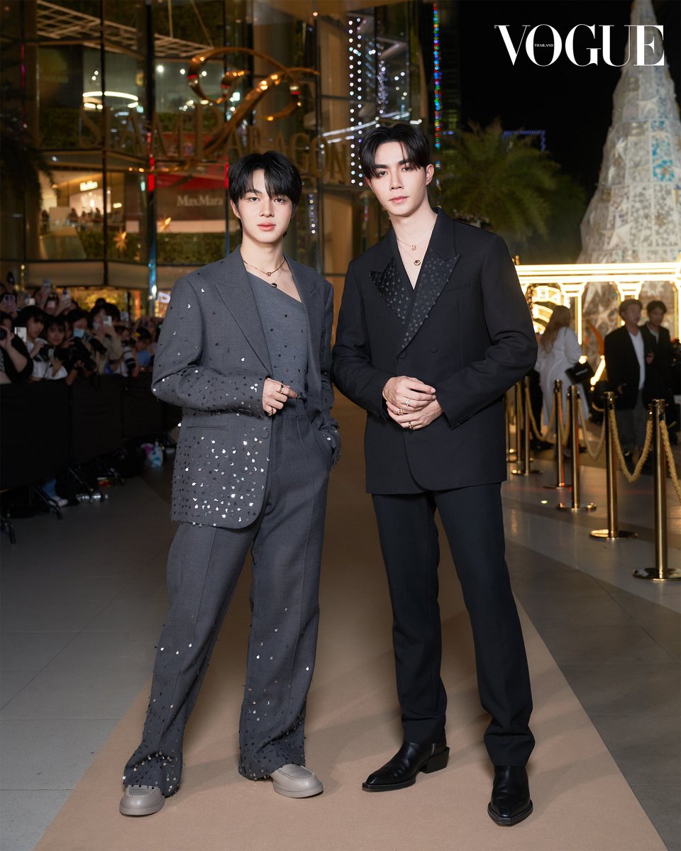 VogueThailand's tweet photo. รวมโมเมนต์ “ซี-นุนิว” @CwrNew @zee_pruk ในงาน ‘The Christmas Tree Light Up’ แบรนด์ @Bulgariofficial ณ พาร์คพารากอน #BulgariThailand #MagnificentWonders #TimeForMagnificent #HolidaySeason #BVLGARILightupxZeeNunew #ZeeNunew  

#VogueReports https://t.co/LaOEe73Myd